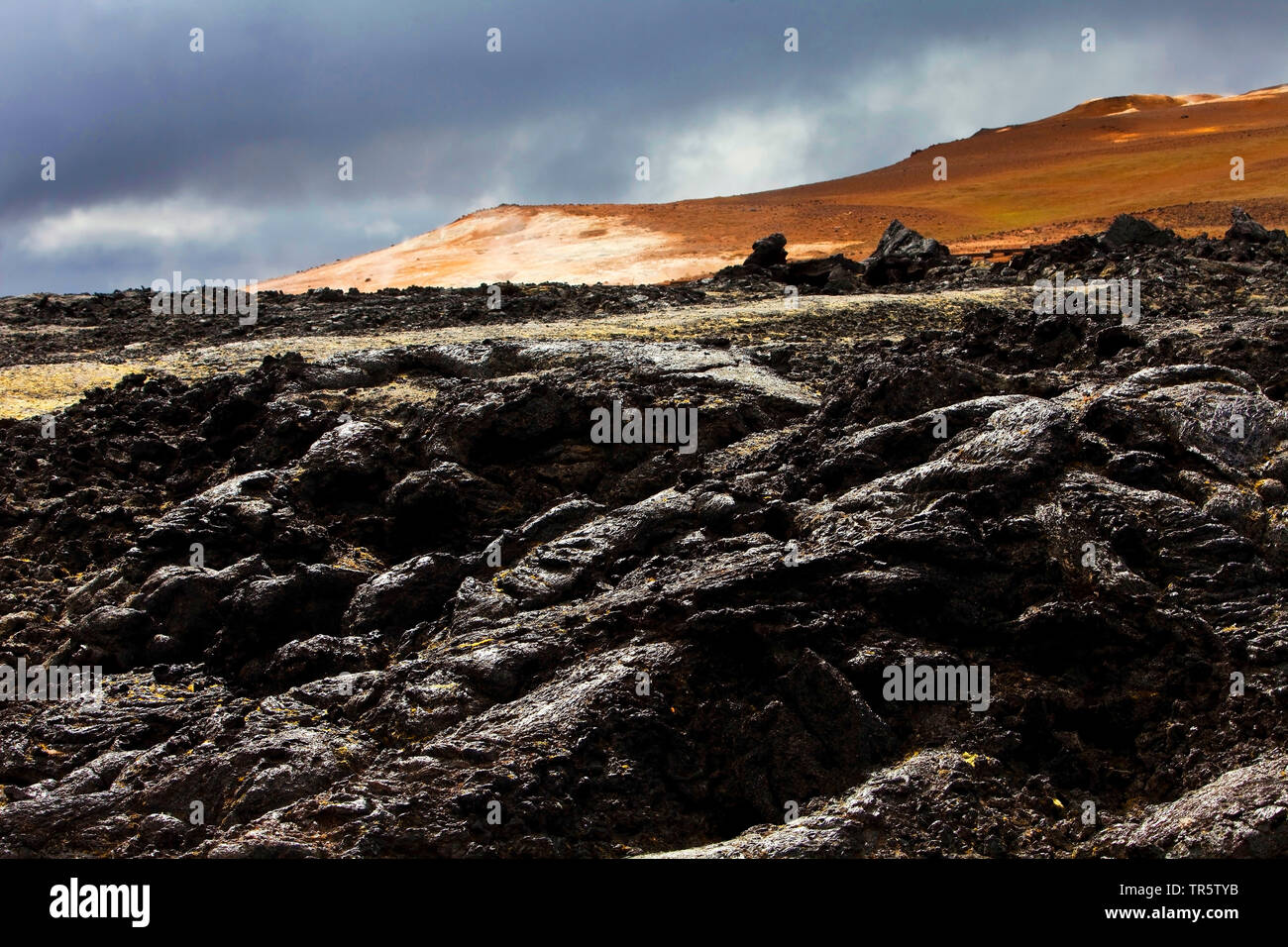 Rocce laviche del vulcano Krafla, area geotermale Leirhnjukur in background, Islanda, Krafla Foto Stock