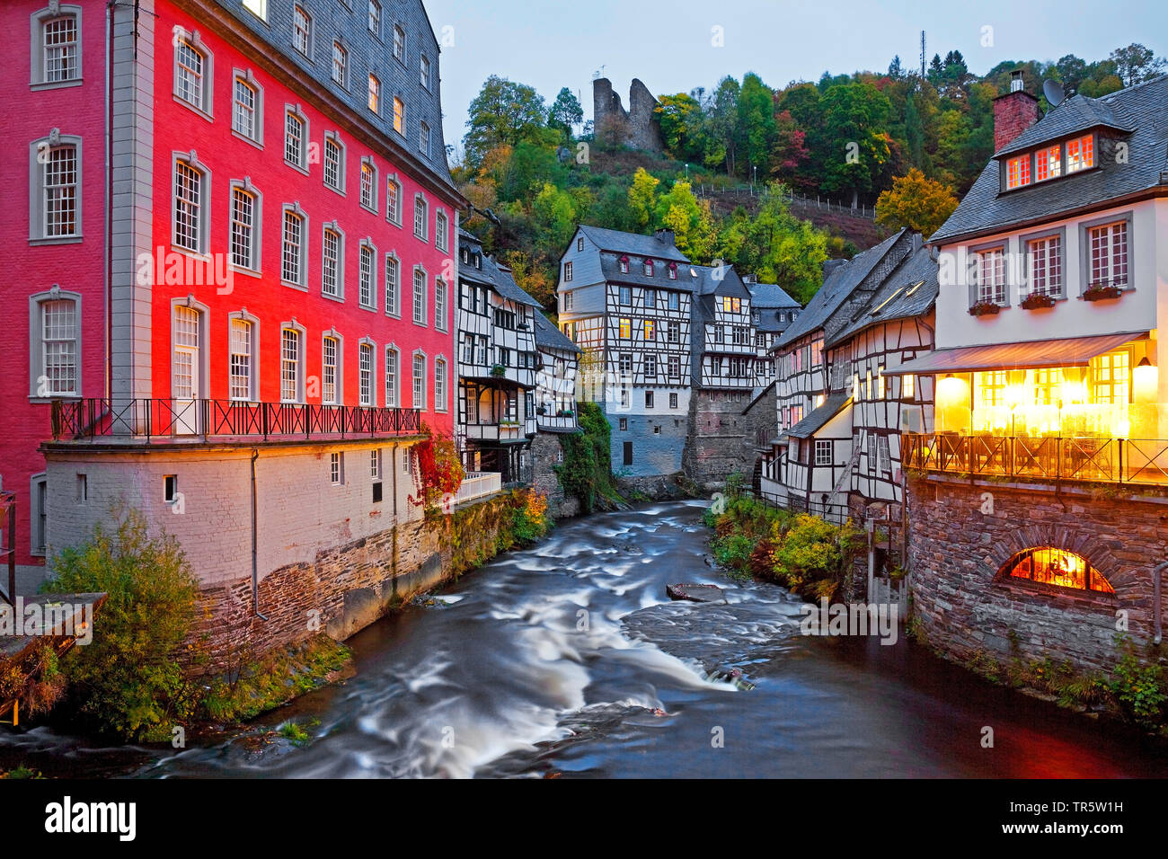 In legno case in fiume Rur in Monschau nella luce della sera, in Germania, in Renania settentrionale-Vestfalia, Monschau Foto Stock