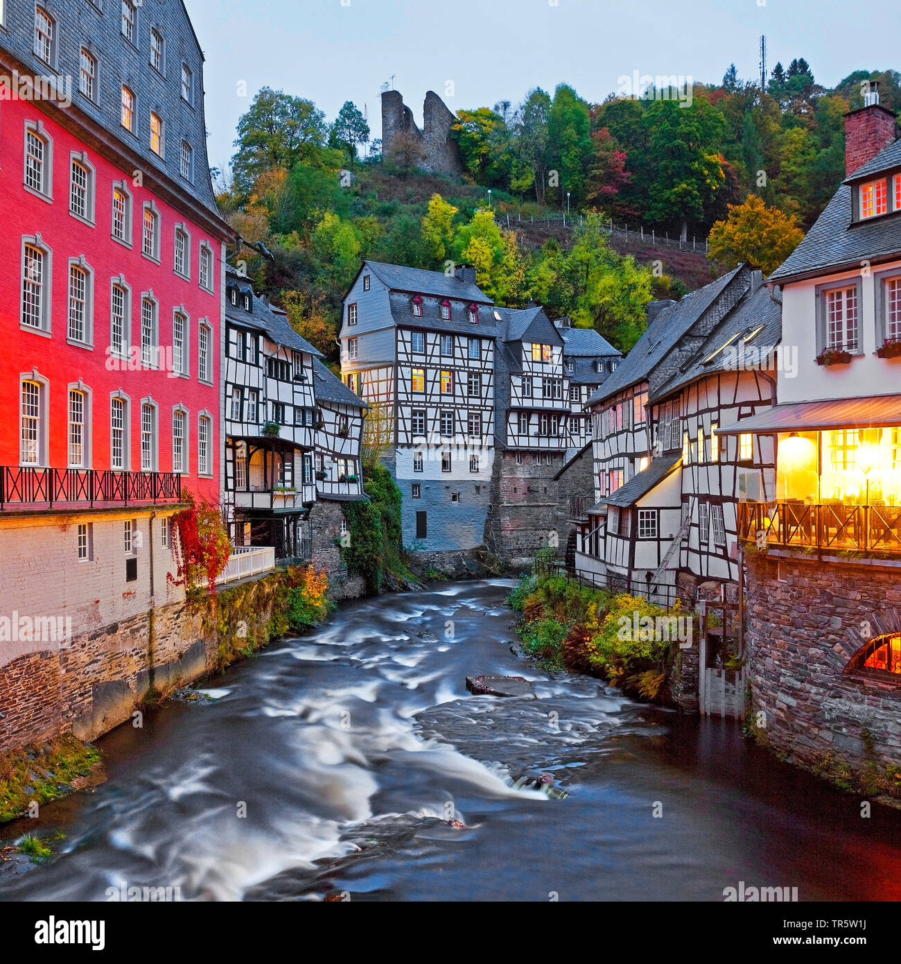 In legno case in fiume Rur in Monschau nella luce della sera, in Germania, in Renania settentrionale-Vestfalia, Monschau Foto Stock
