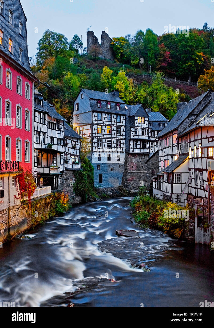 In legno case in fiume Rur in Monschau nella luce della sera, in Germania, in Renania settentrionale-Vestfalia, Monschau Foto Stock
