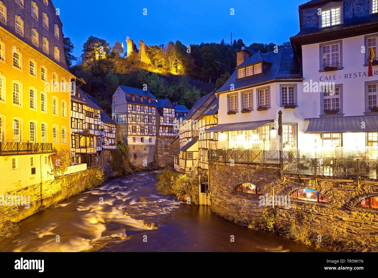 In legno case in fiume Rur in Monschau nella luce della sera, in Germania, in Renania settentrionale-Vestfalia, Monschau Foto Stock