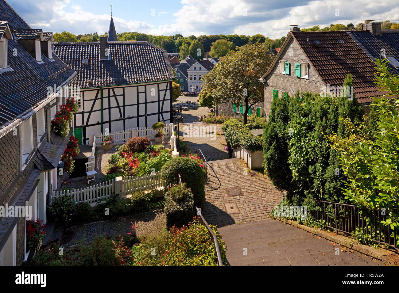 Vista dalla chiesa le scale che portano al centro storico della città di Graefrath, in Germania, in Renania settentrionale-Vestfalia, Bergisches Land, Solingen Foto Stock