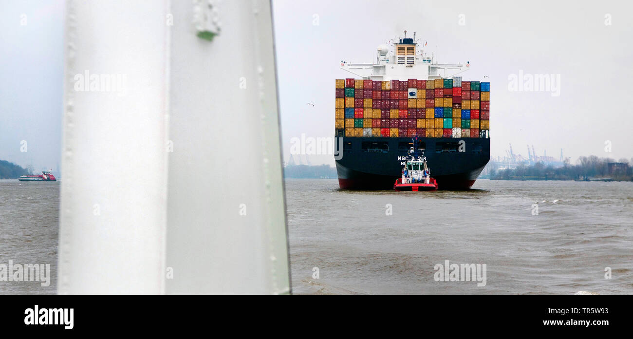 La nave portacontainer MSC Parigi con rimorchiatore a traino sul fiume Elba, Germania Amburgo Foto Stock