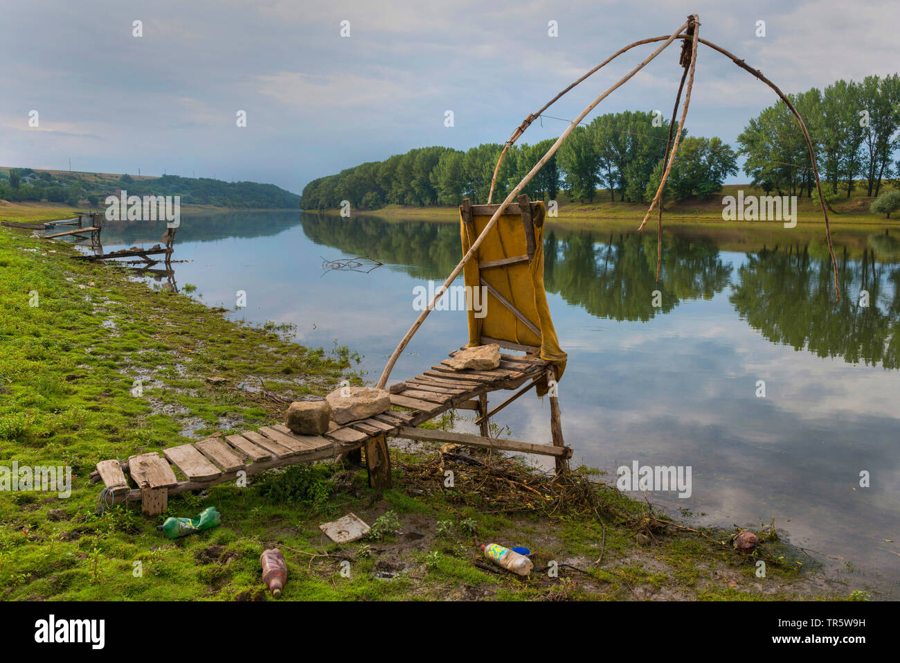 Rack per reti da pesca al confine fiume Nistru tra Moldavia e Transdnestria, Moldavia Foto Stock