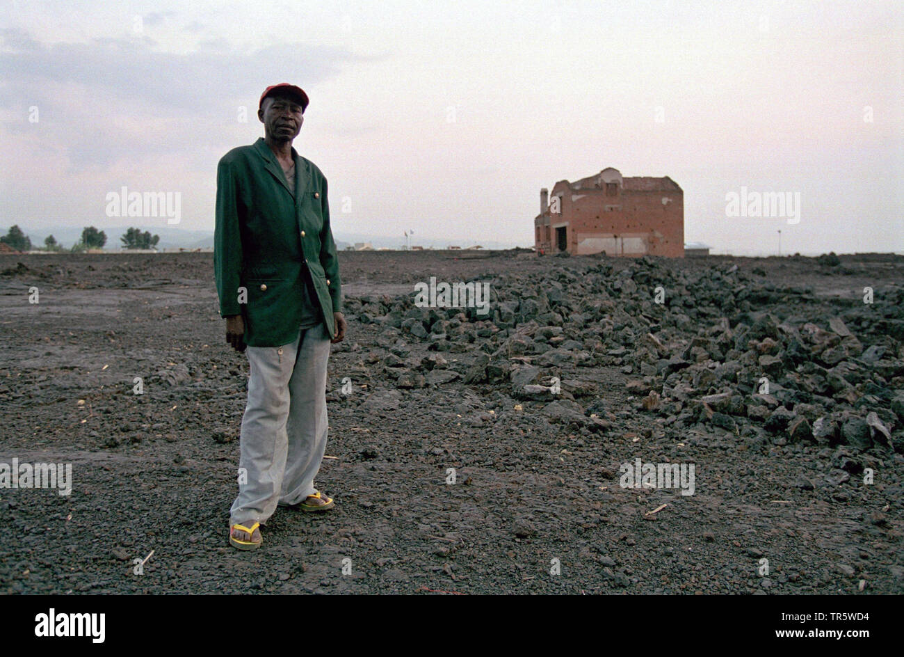 Uomo in piedi di fronte ad una nuova casa, Repubblica Democratica del Congo, Goma Foto Stock
