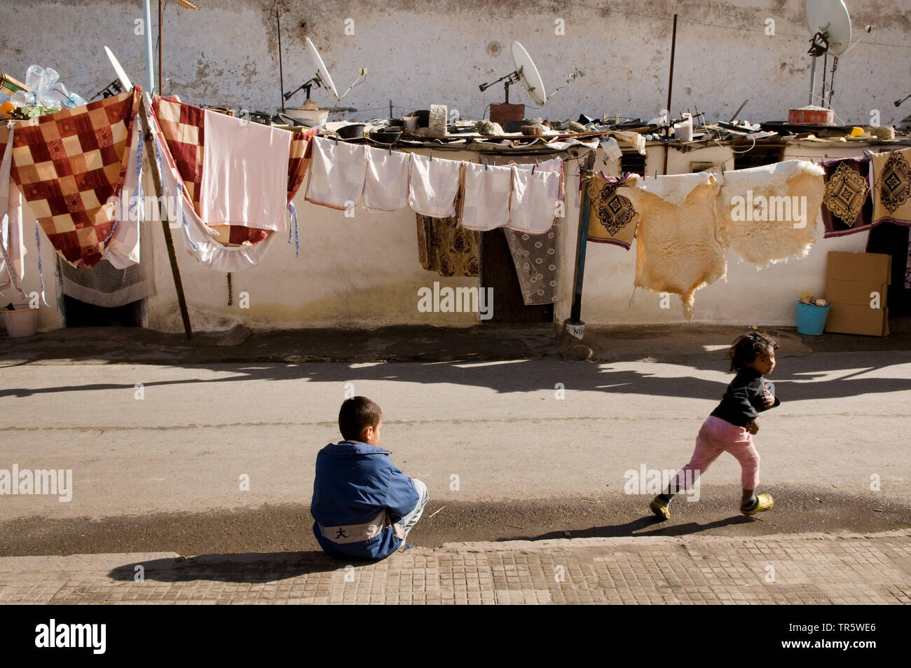 Bambini che giocano su un cortile con stendibiancheria, Marocco, Casablanca Foto Stock
