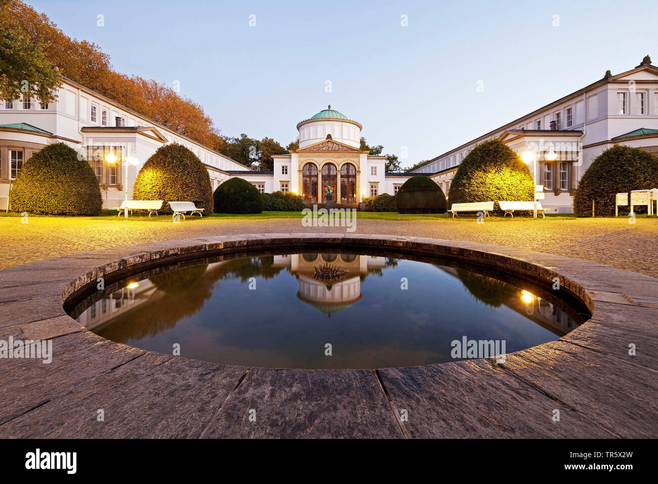 Casa 1 in prak spa di Bad Oeynhausen nella luce della sera, in Germania, in Renania settentrionale-Vestfalia, East Westfalia, Bad Oeynhausen Foto Stock
