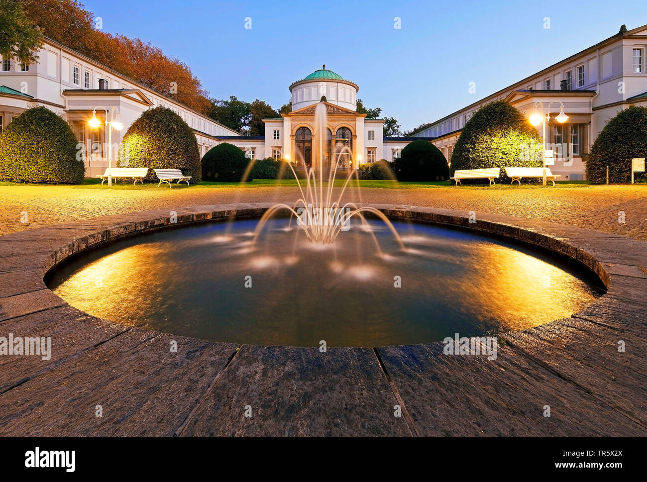 Casa 1 in prak spa di Bad Oeynhausen nella luce della sera, in Germania, in Renania settentrionale-Vestfalia, East Westfalia, Bad Oeynhausen Foto Stock