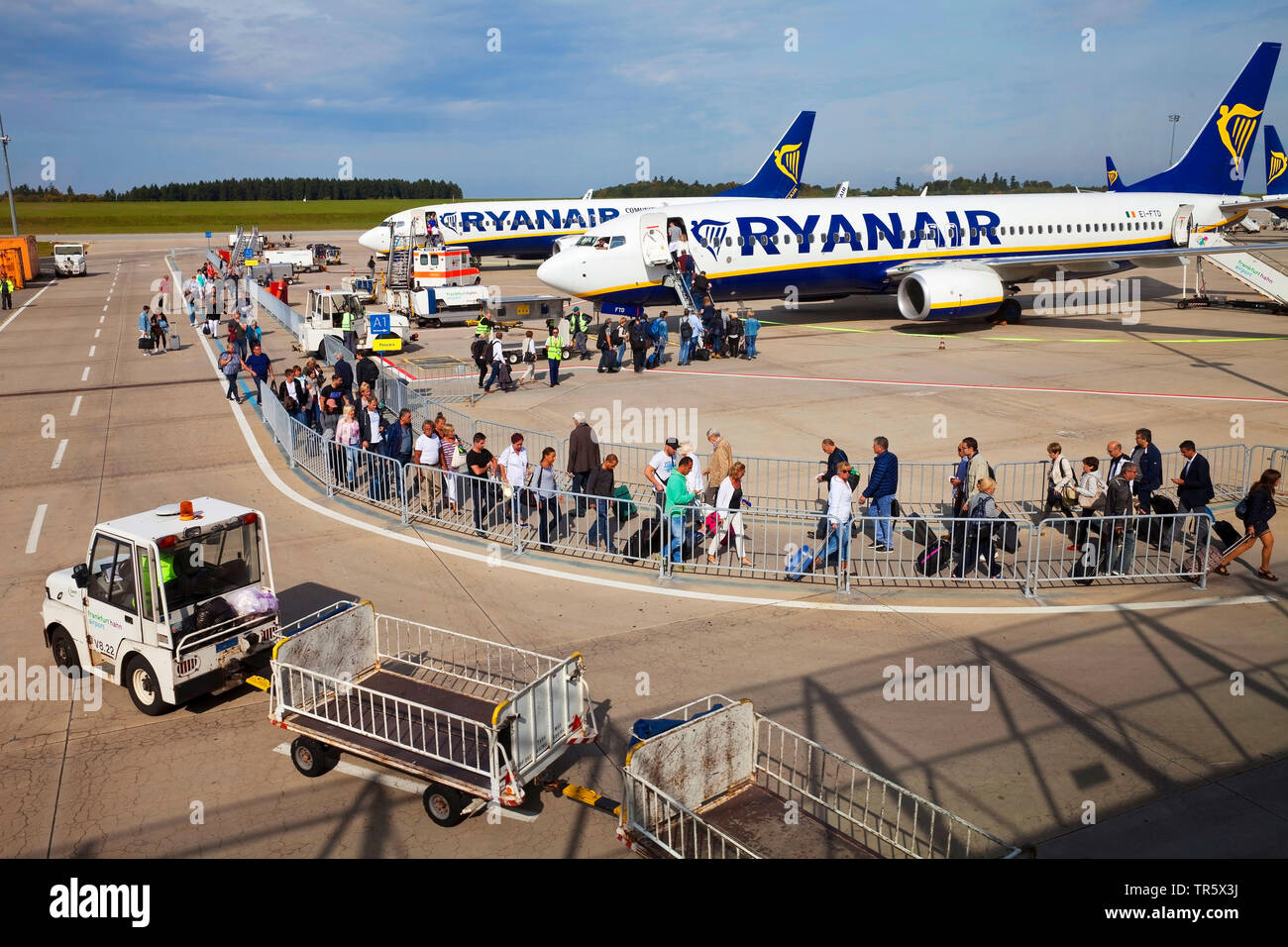 Aeroporto Frankfurt-Hahn, passeggeri entrando in una macchina di Ryan Air, in Germania, in Renania Palatinato, Frankfurt-Hahn Foto Stock
