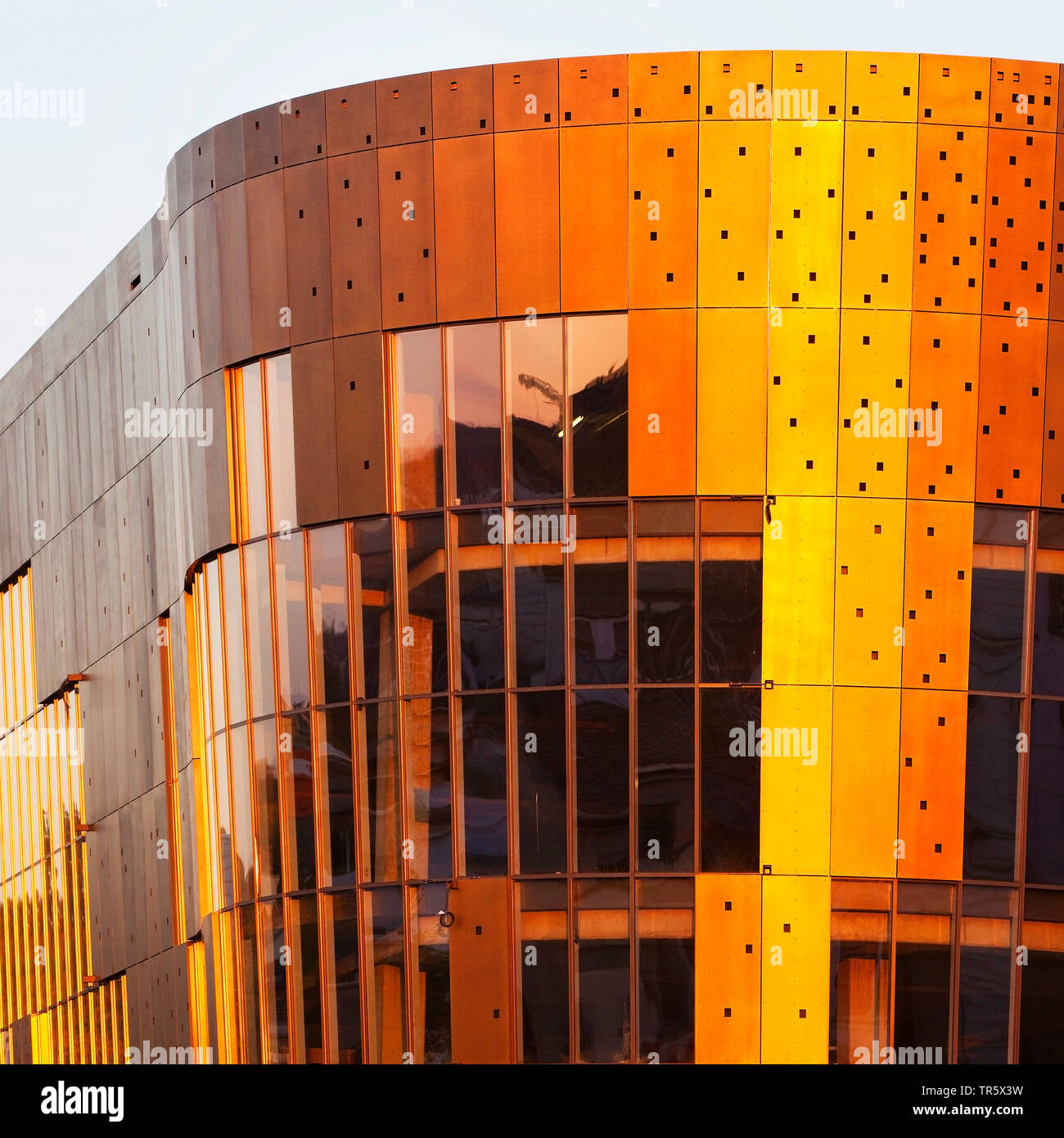 Neu edificio a Doeppersberg nella luce della sera, in Germania, in Renania settentrionale-Vestfalia, Bergisches Land, Wuppertal Foto Stock