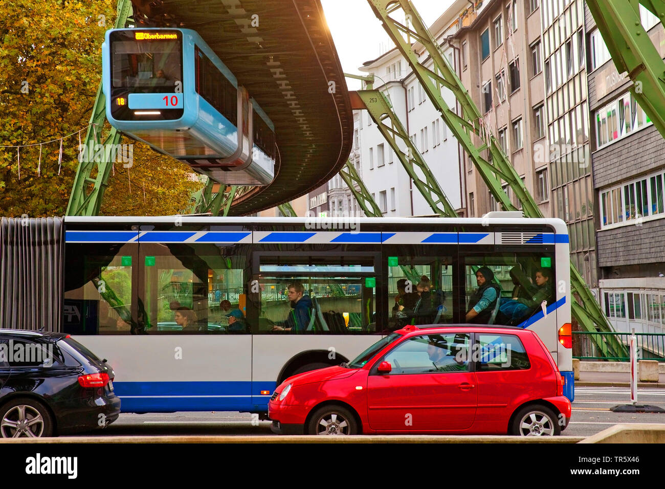 Sospensione monorotaie, autobus e automobili a Wuppertal, Germania, Renania settentrionale-Vestfalia, Bergisches Land, Wuppertal Foto Stock
