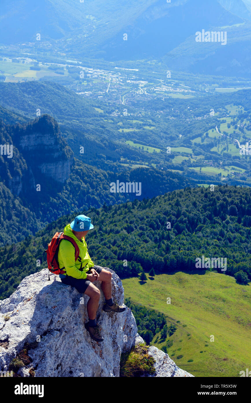 Wanderer seduto sulla vetta del Col de la sicuri e godendo della vista, Francia, Isere, Chartreuse, Grenoble Foto Stock