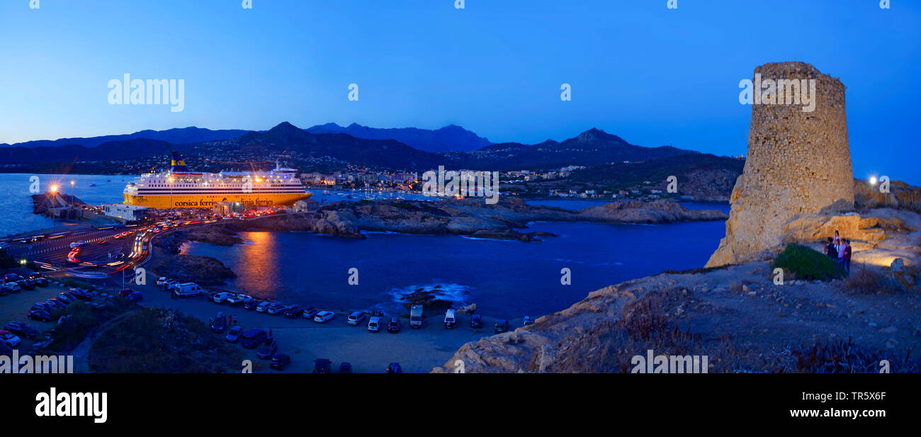 Dal porto di Ile Rousse in Corsica a blue ora, Francia, Corsica Foto Stock