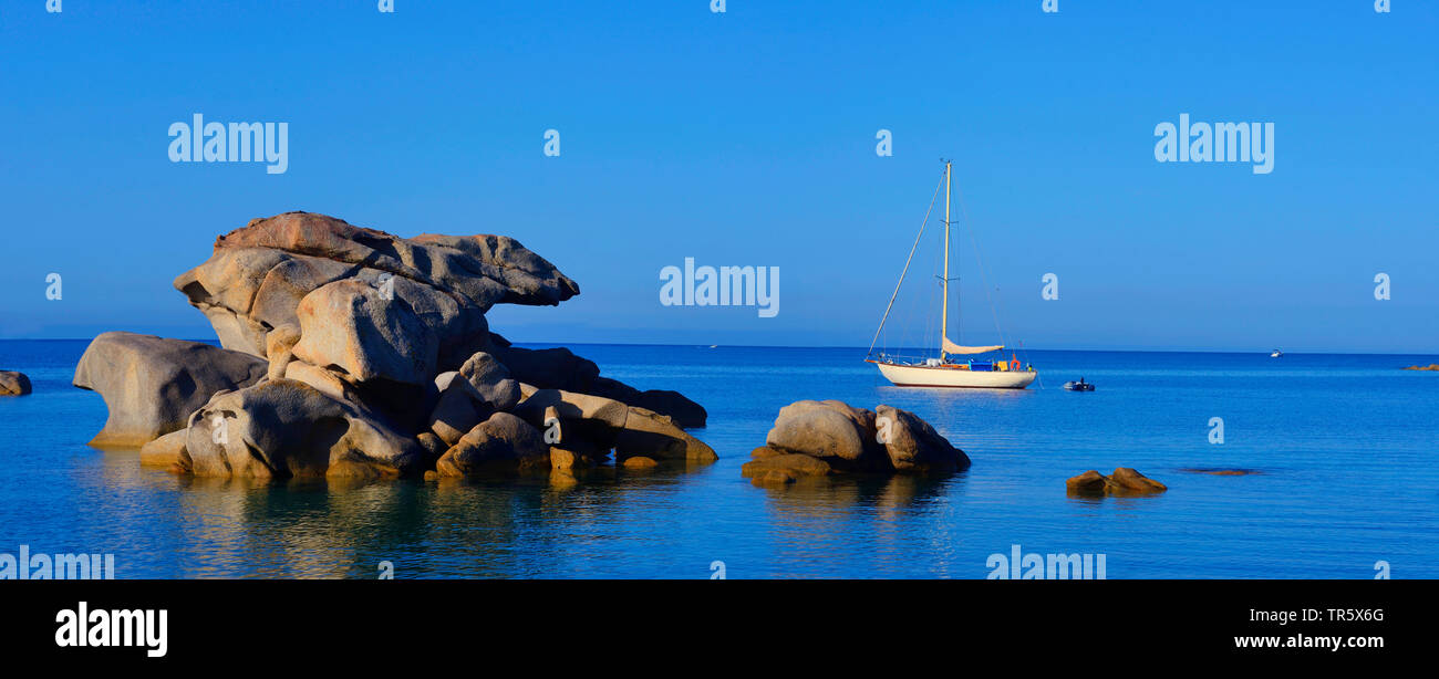 Costa in mattinata nei pressi del villaggio di Tizzano a sud della Corsica, Francia, Corsica, Tizzano Foto Stock