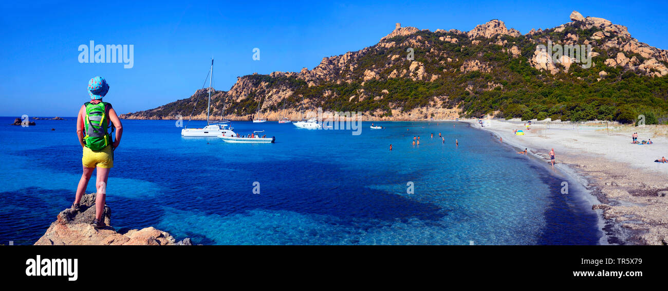 Trek lungo la costa vicino alla baia di Roccapina nel sud-ovest della Corsica, Francia, Corsica, Roccapina Foto Stock