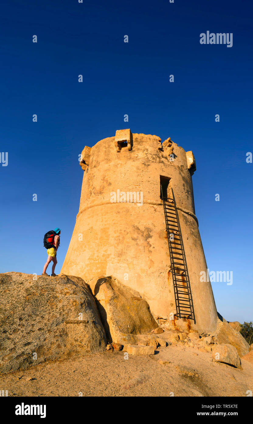 Escursionista presso la torre genovese di Senetosa vicino alla città di Sartene. Sud-est Corse, Francia, Corsica, Sartene Foto Stock