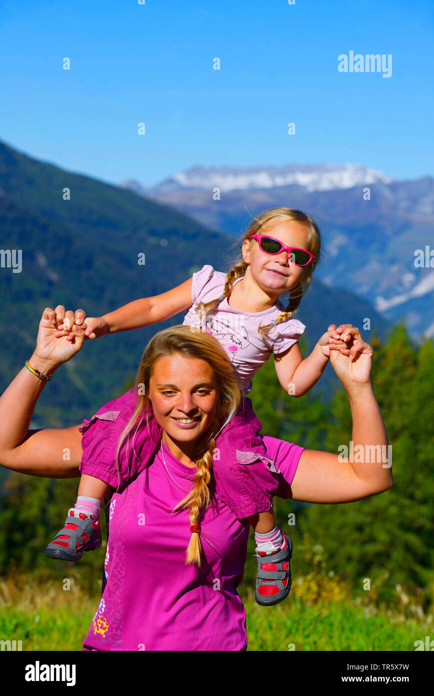 Madre una figlia in vacanze in montagna, Francia, Savoie, Tarentaise, Sainte Foy Foto Stock