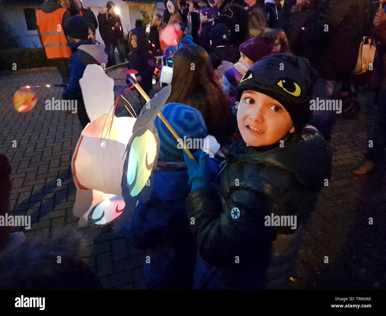 Bambini a lanterna in processione il giorno di San Martino, Germania Foto Stock