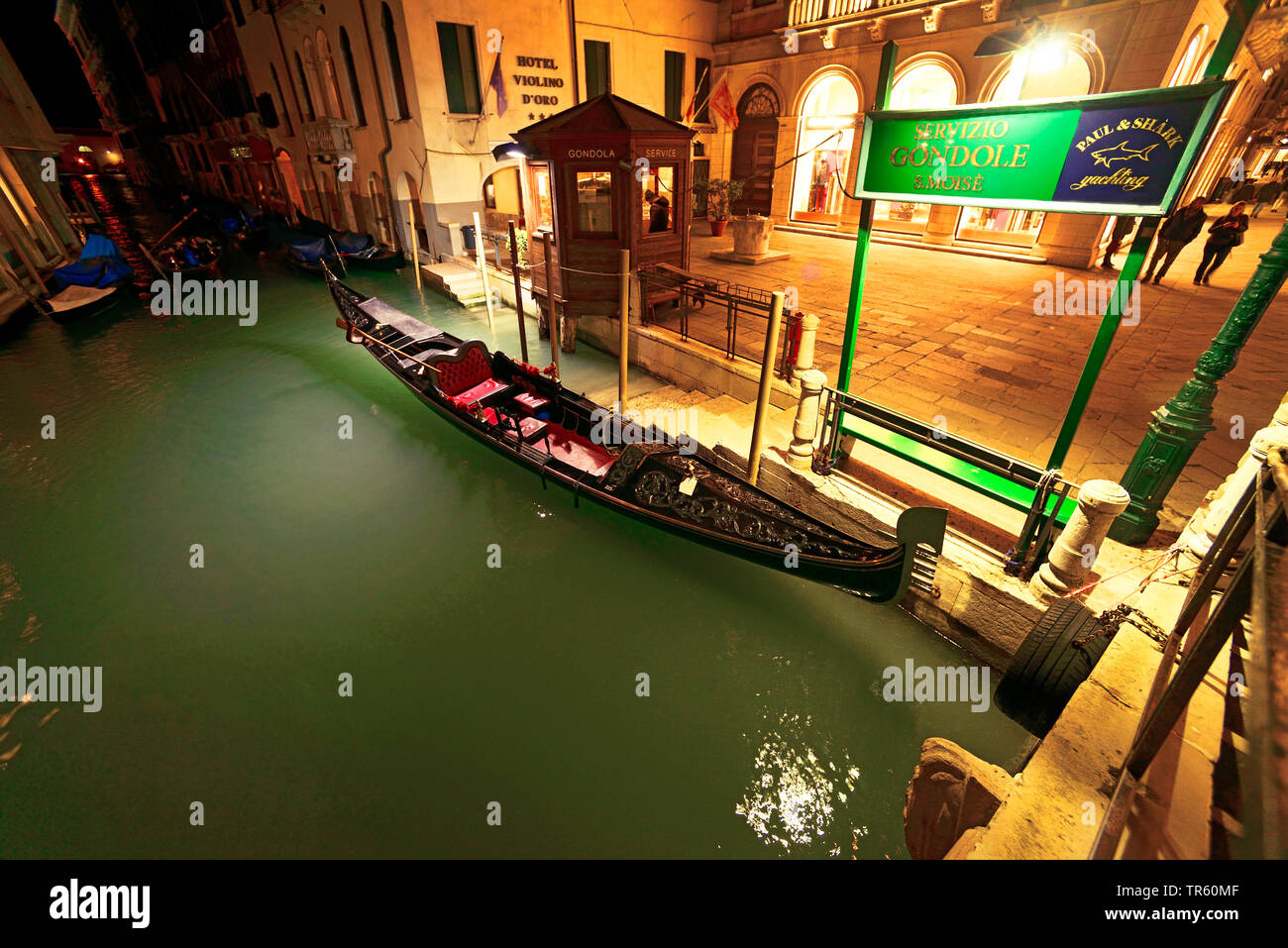 Gondole di notte in un canale vicino al place San Marco di notte, Italia, Venezia Foto Stock