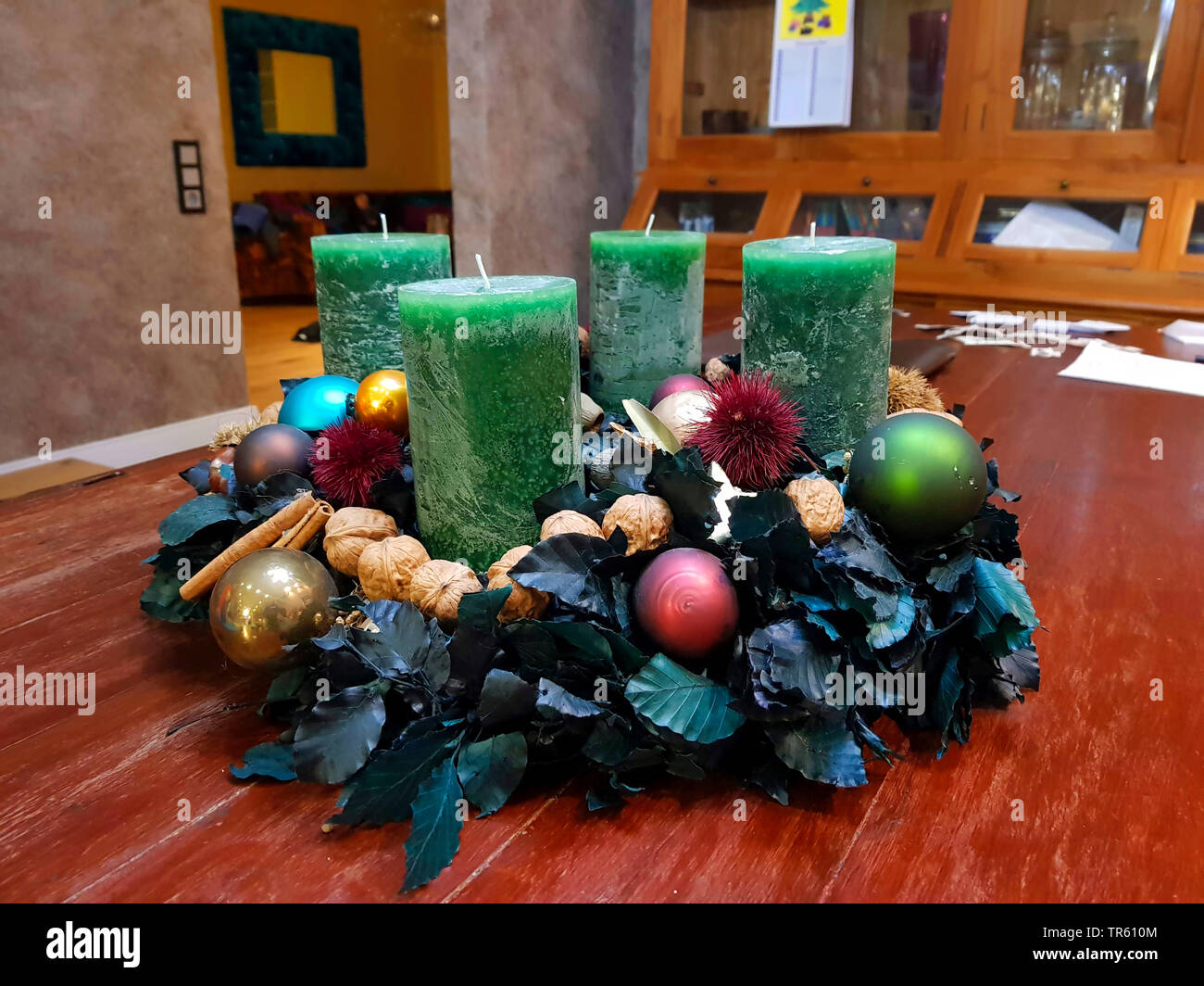 Corona di avvento con candele verde Foto Stock
