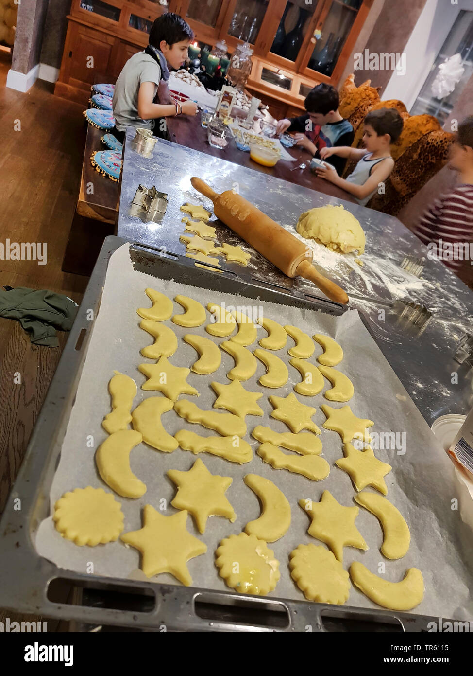 Ragazzi piccoli i biscotti di cottura di una cucina, Germania Foto Stock