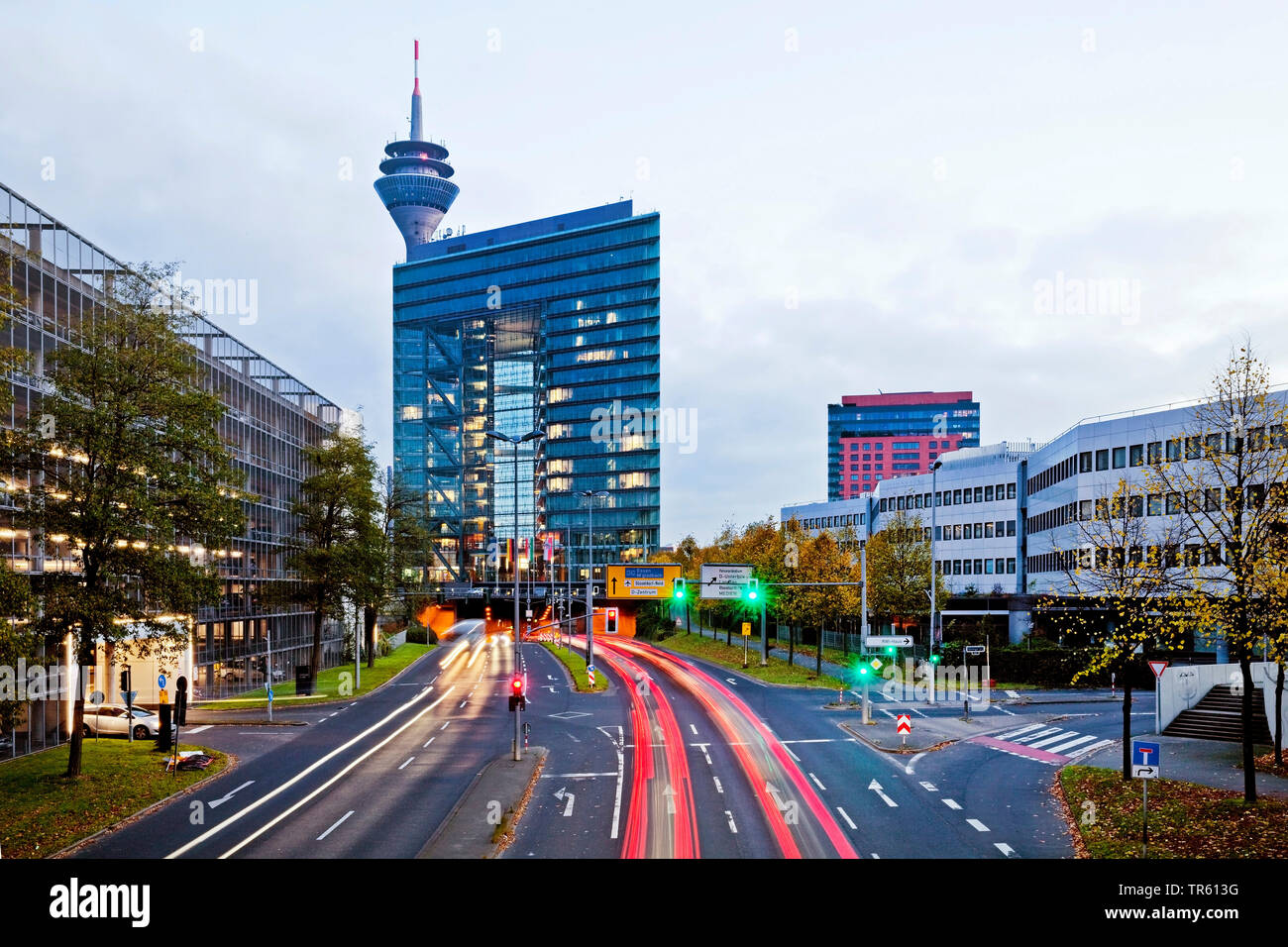 La torre della televisione e Rheinturm Stadttor, sede dei primi ministri del Land Renania settentrionale-Vestfalia, in serata, in Germania, in Renania settentrionale-Vestfalia, Duesseldorf Foto Stock