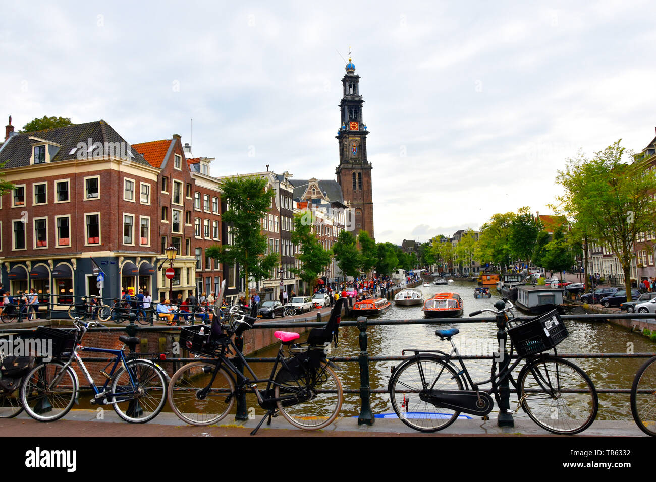 Ponte a Leliegracht con vista Prinzengracht con viaggio di andata e ritorno delle barche, chiesa Westerkerk e Anne-Frank-house, Paesi Bassi Paesi Bassi del Nord, Amsterdam Foto Stock