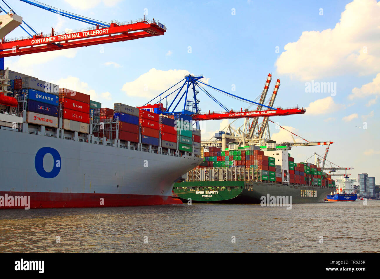 Nave portacontainer nel porto di Amburgo, Germania, Amburgo Foto Stock