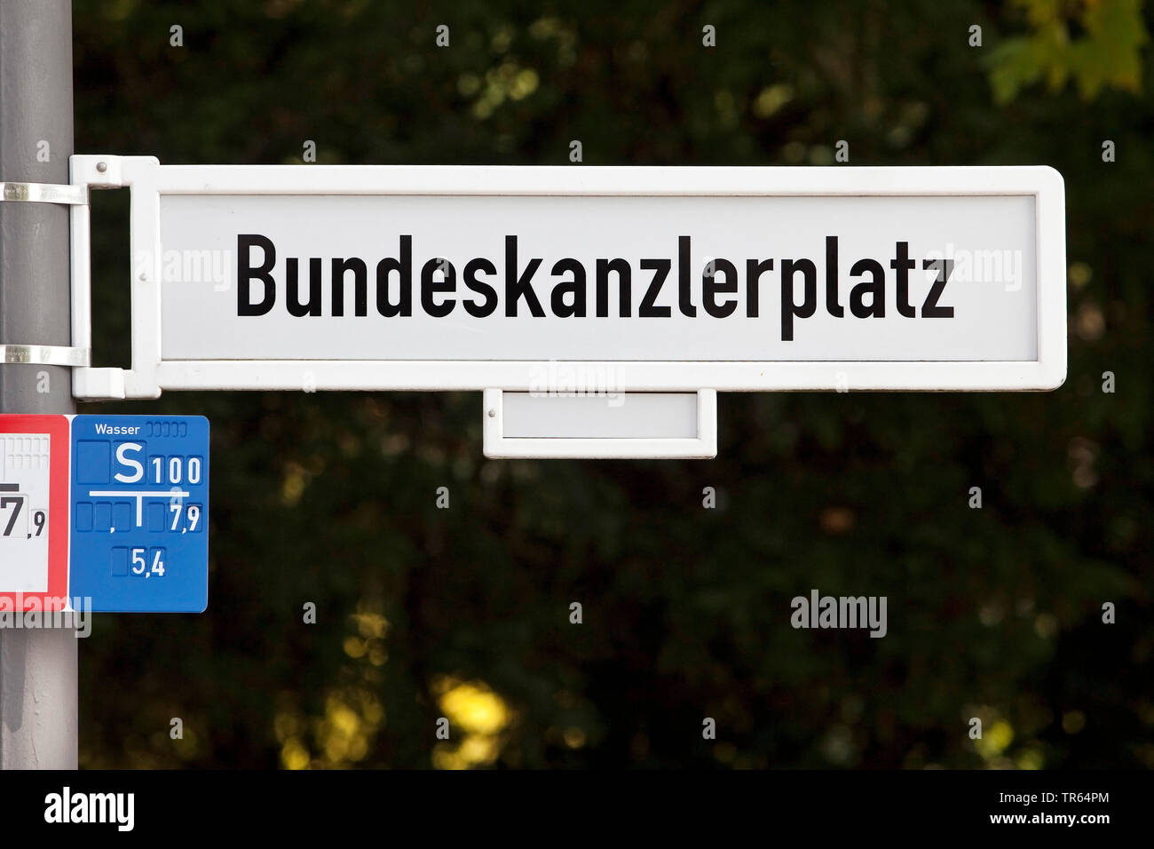 Il nome della strada segno Bundeskanzlerplatz, in Germania, in Renania settentrionale-Vestfalia, Bonn Foto Stock