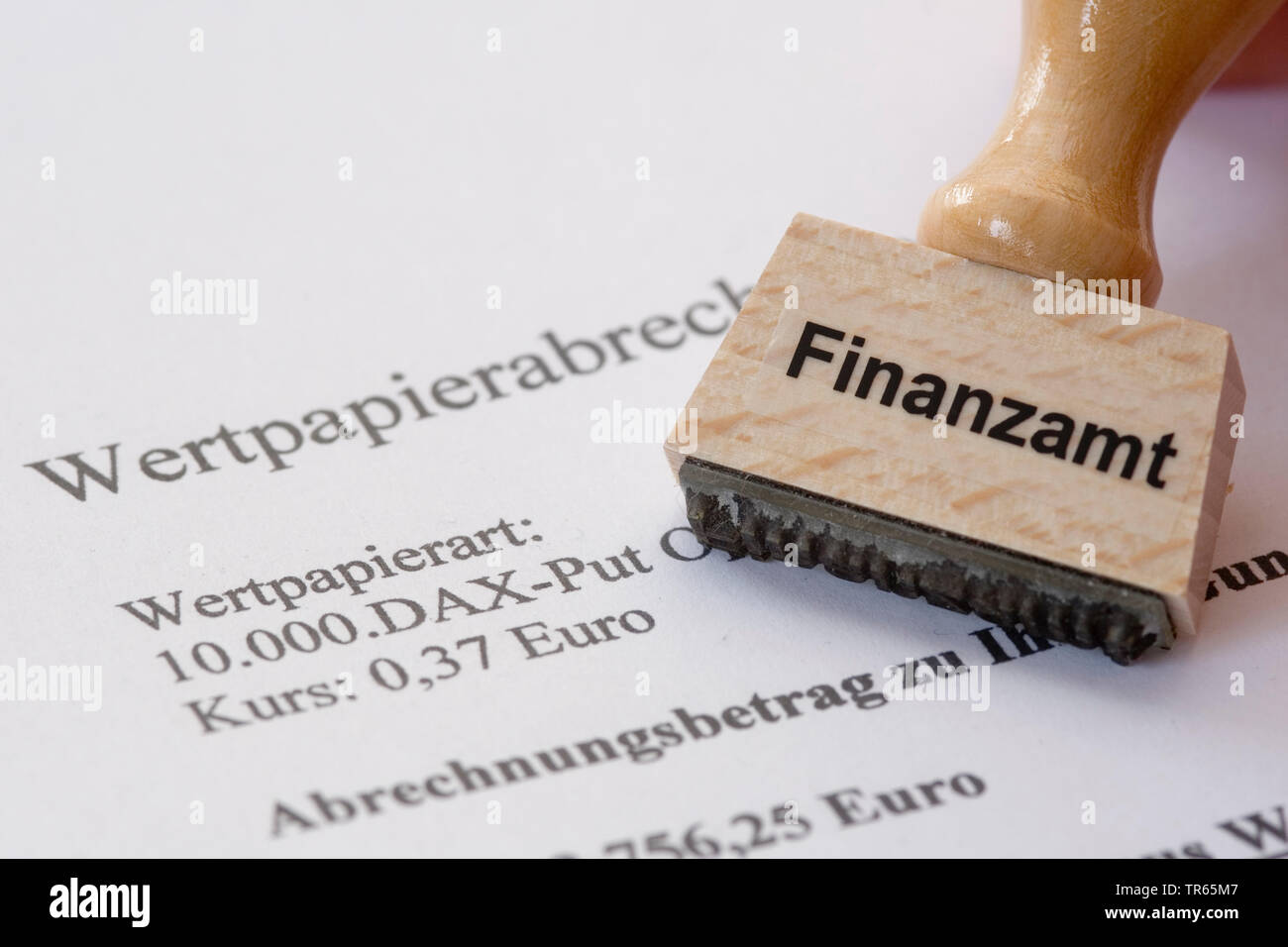 Timbro con etichetta Finanzamt, taxation office, tariffa forfettaria di ritenuta fiscale, Germania Foto Stock