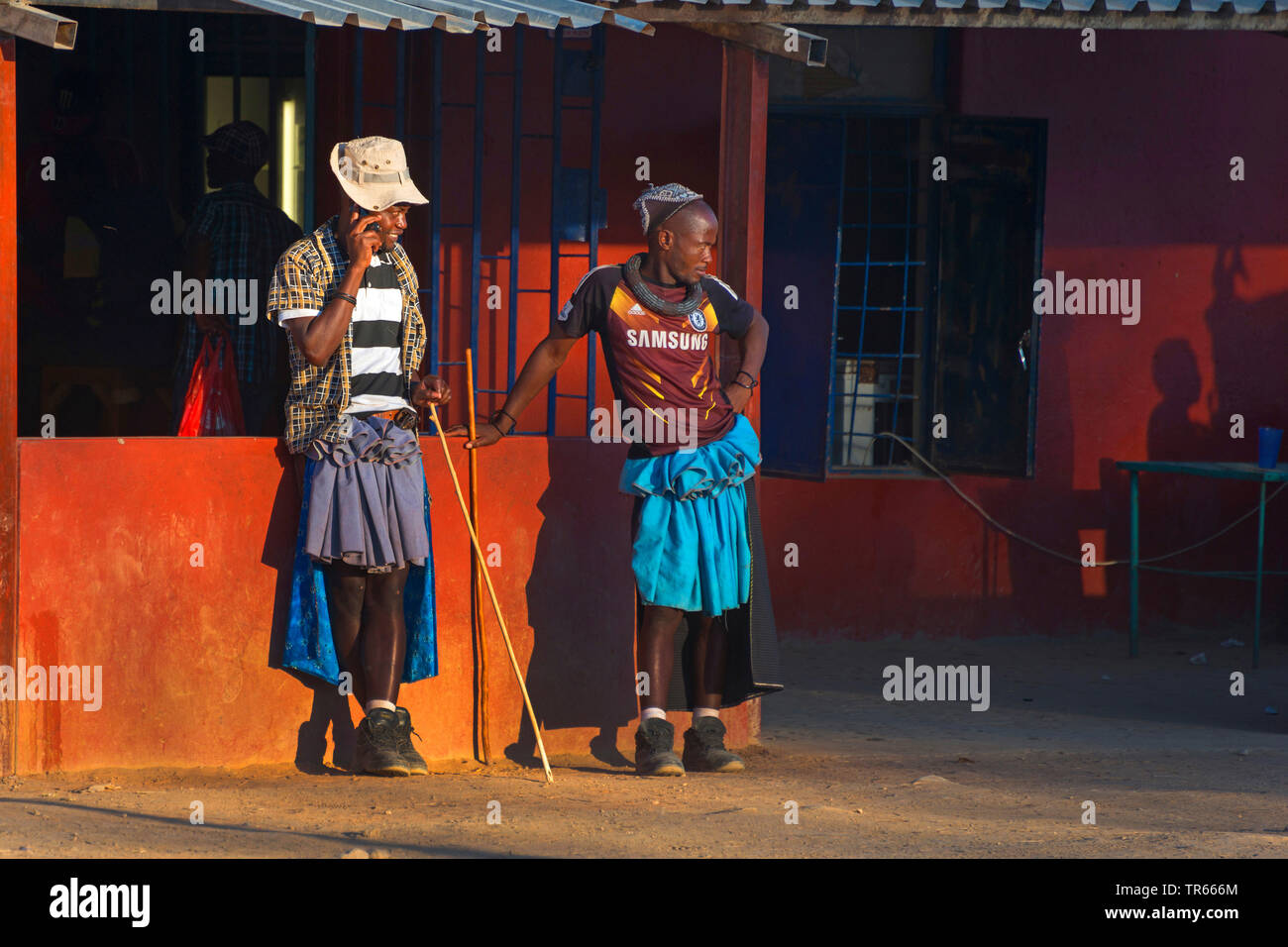 Due Himba uomini in un mix di tradizionale e abiti di tutti i giorni, Namibia, Opuwo Foto Stock