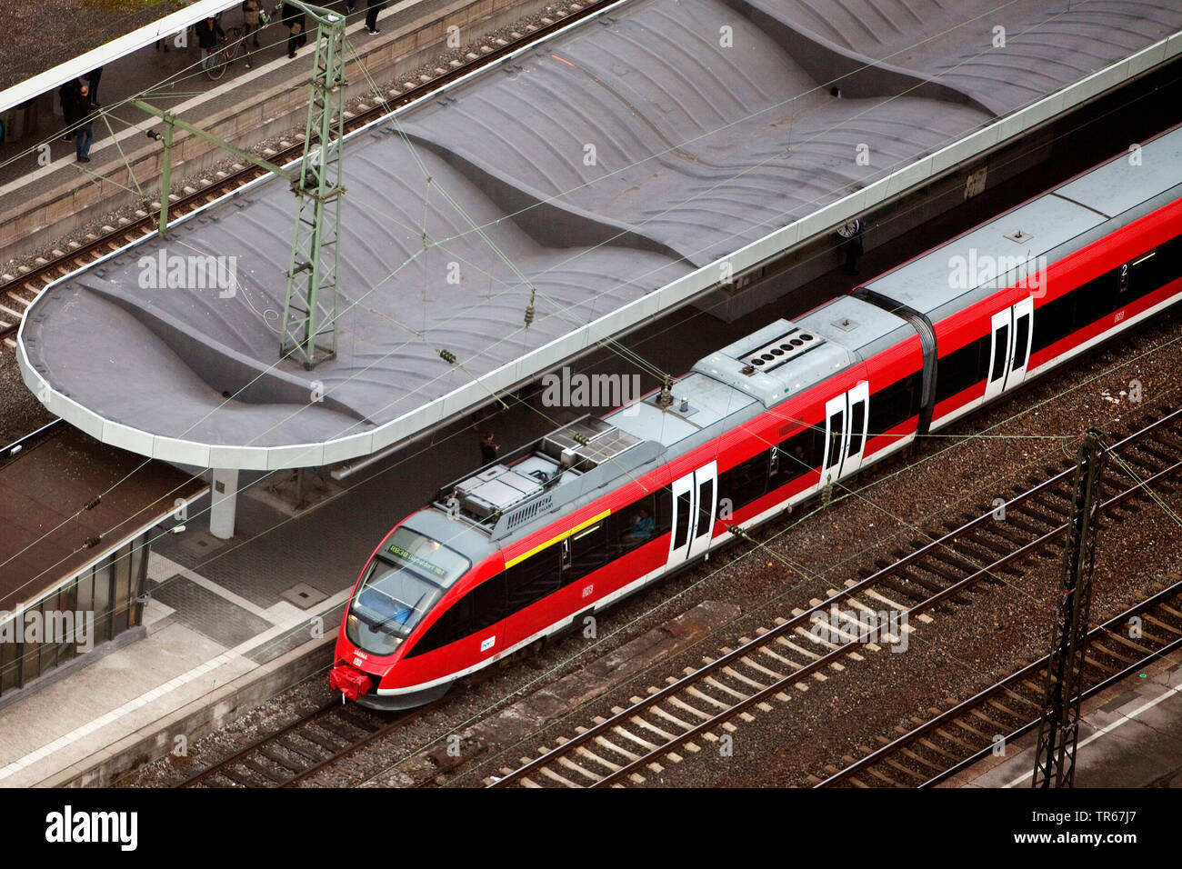 Il treno regionale fino alla stazione di Deutz da sopra, in Germania, nella Renania settentrionale-Vestfalia e nella Renania, Colonia Foto Stock