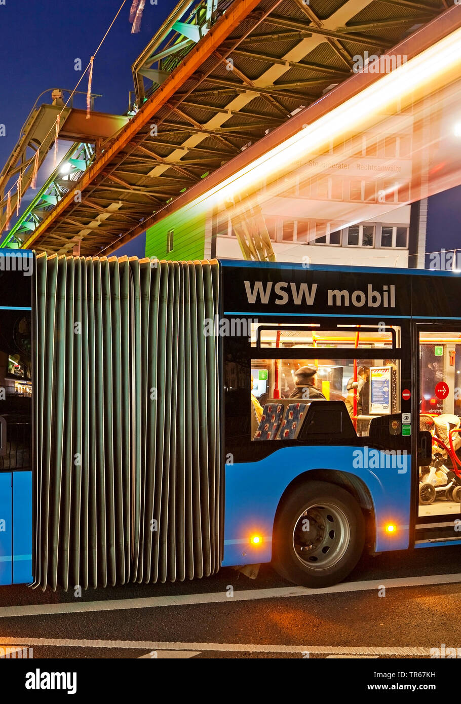 Spostando Wuppertal funicolare su un bus di sera, in Germania, in Renania settentrionale-Vestfalia, Bergisches Land,, Wuppertal Foto Stock