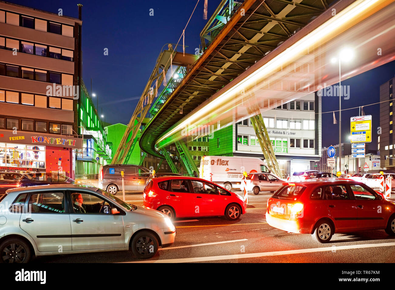 Spostando Wuppertal funivia sulle automobili di sera, in Germania, in Renania settentrionale-Vestfalia, Bergisches Land,, Wuppertal Foto Stock
