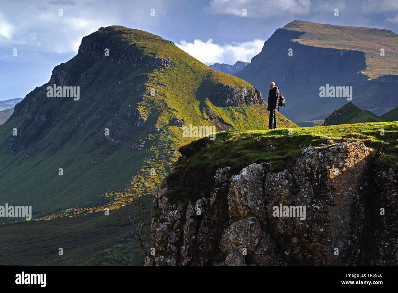 Escursionista presso il Quiraing, Regno Unito, Scozia, Isola di Skye Foto Stock