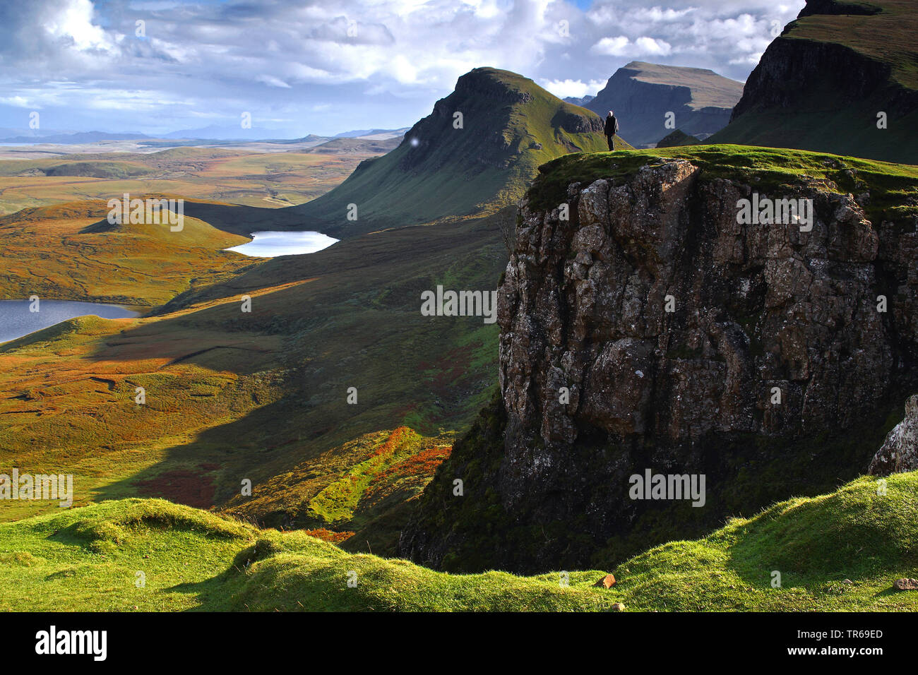 Escursionista presso il Quiraing, Regno Unito, Scozia, Isola di Skye Foto Stock