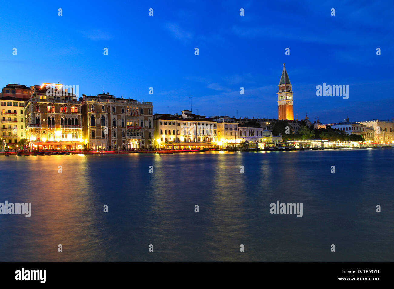 Grand Canal e Campanile di San Marco di sera, Italia, Venezia Foto Stock