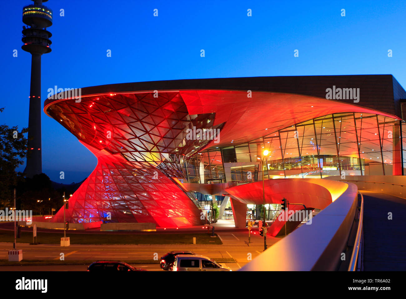 BMW World di notte, in Germania, in Baviera, Muenchen Foto Stock