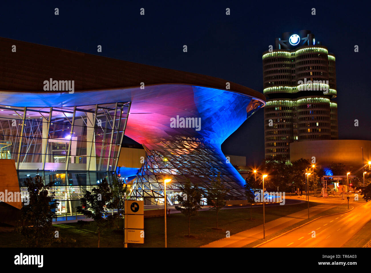 BMW World di notte, in Germania, in Baviera, Muenchen Foto Stock