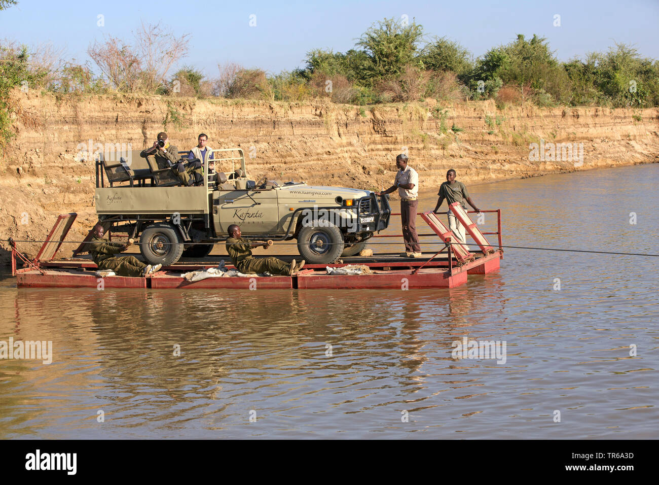 Auto-traversata in traghetto del Fiume Luangwa, Zambia, Sud Luangwa National Park Foto Stock