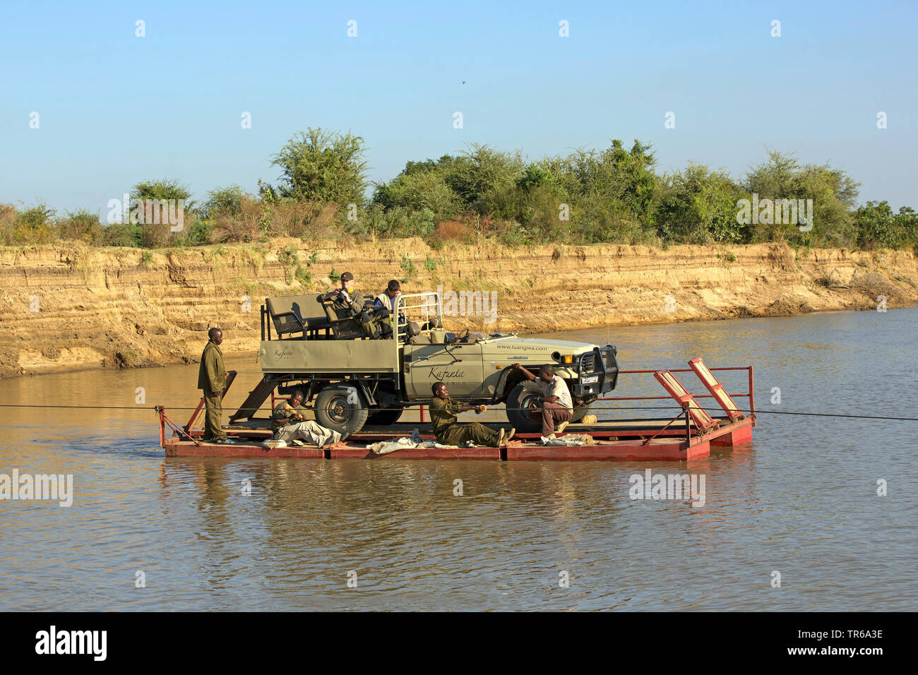 Auto-traversata in traghetto del Fiume Luangwa, Zambia, Sud Luangwa National Park Foto Stock