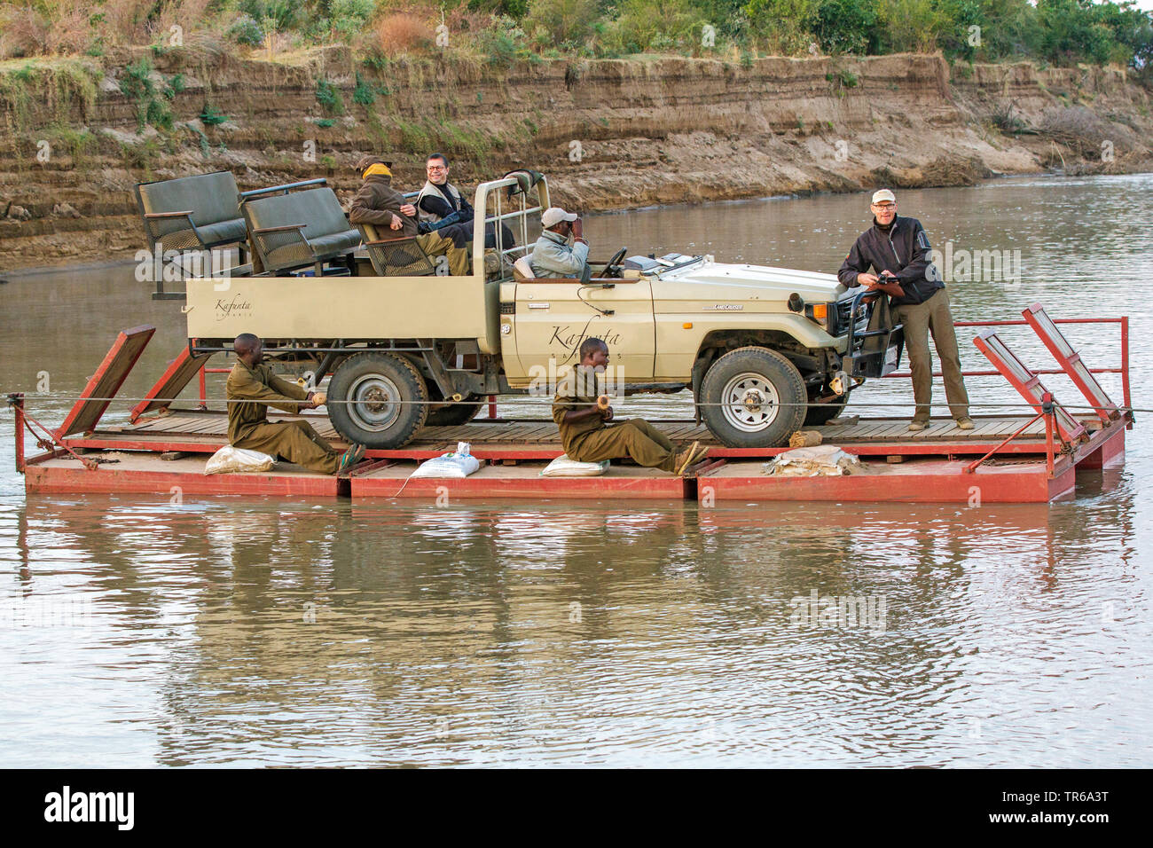 Auto-traversata in traghetto del Fiume Luangwa, Zambia, Sud Luangwa National Park Foto Stock
