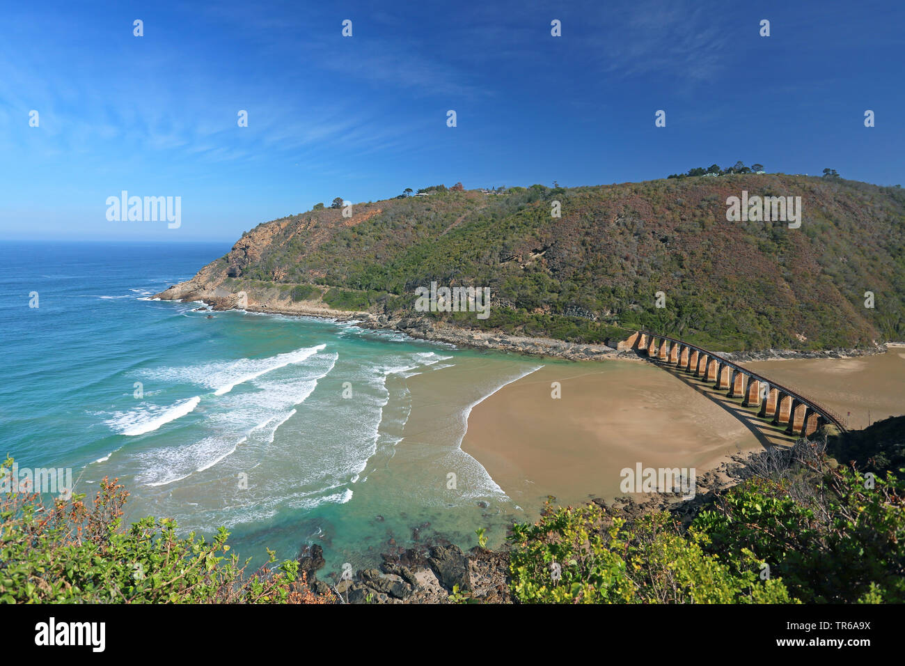 Stazione ponte che attraversa il fiume Kaimaans vicino alla costa, Sud Africa, Western Cape Wilderness National Park Foto Stock