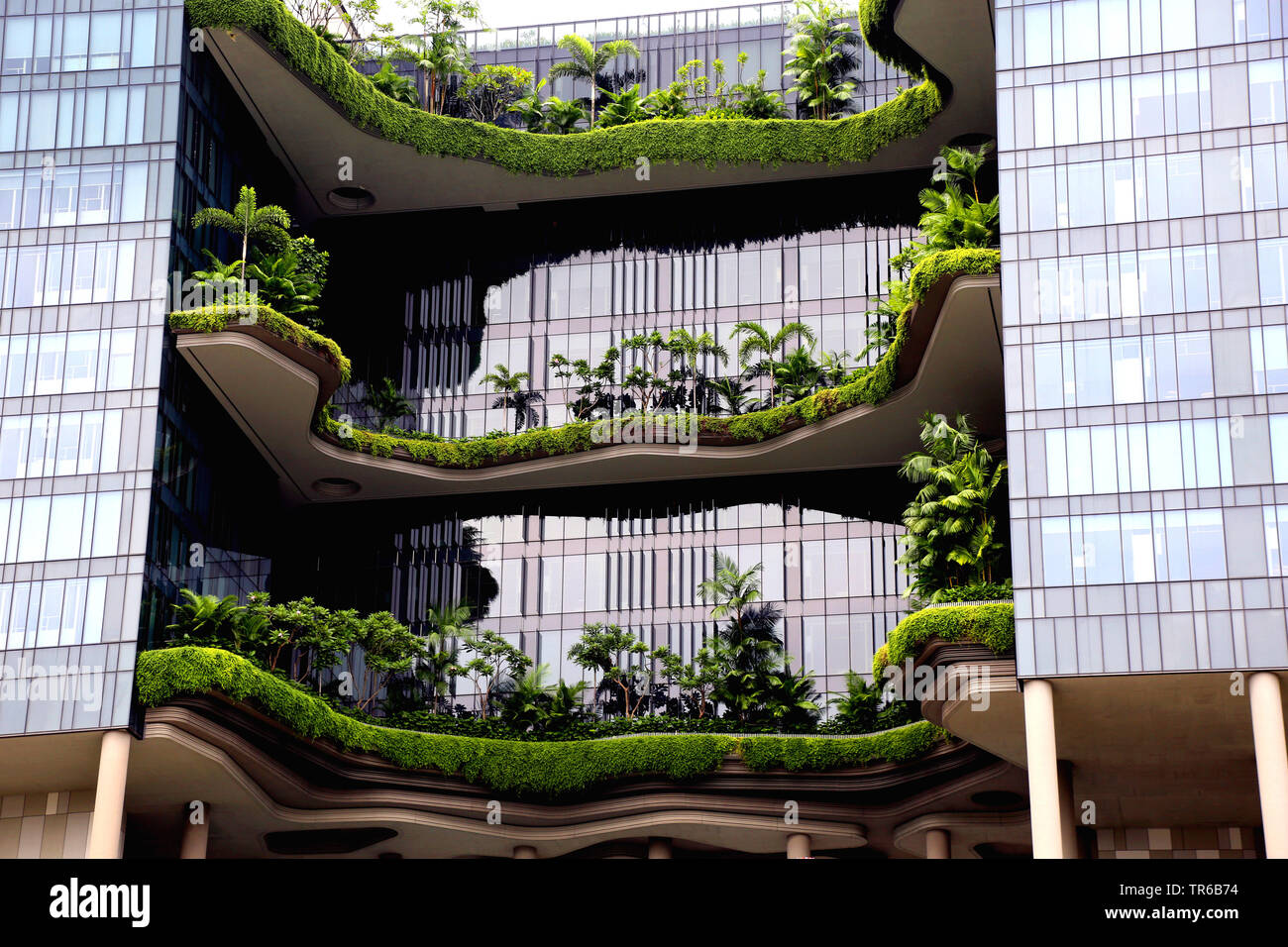 Park Royal Hotel con balcone coperto di vegetazione, Singapore Foto Stock