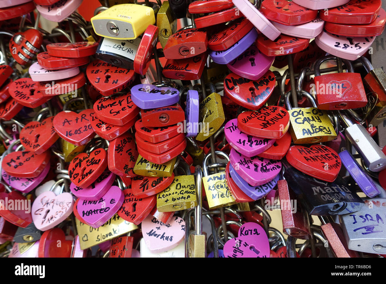 Un sacco di amore si blocca a casa di Giulietta nella città vecchia di Verona, Italia, Veneto, Verona Foto Stock