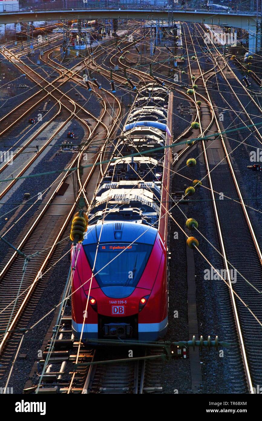 Il treno alla stazione Oberbarmen, in Germania, in Renania settentrionale-Vestfalia, Bergisches Land, Wuppertal Foto Stock
