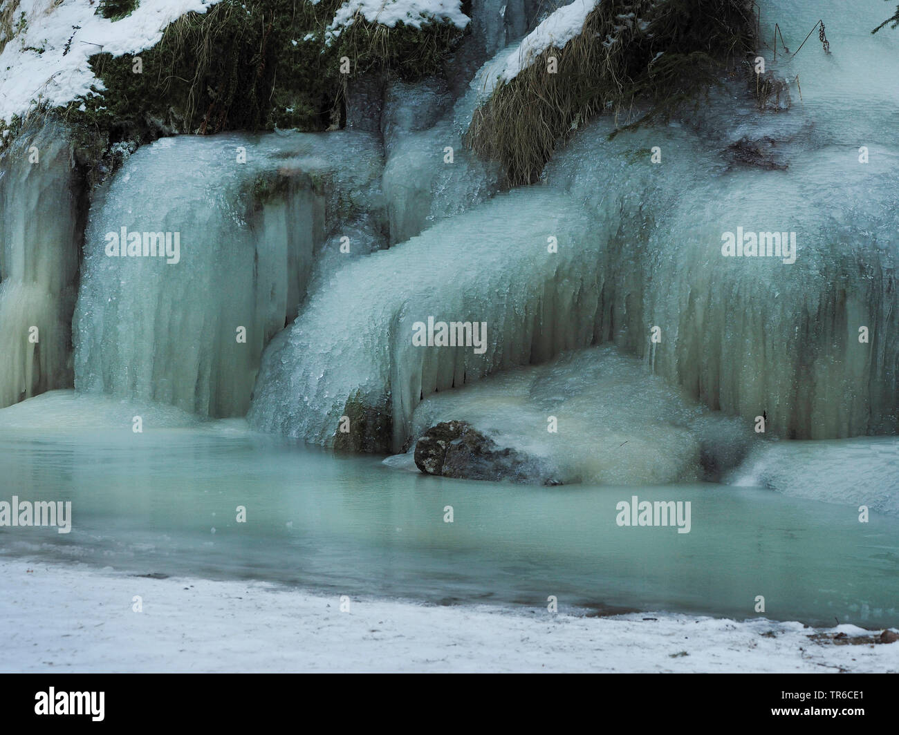 Formazioni di ghiaccio a frozen creek, Schwarzwassertal, in Germania, in Sassonia, montagne Erz Foto Stock