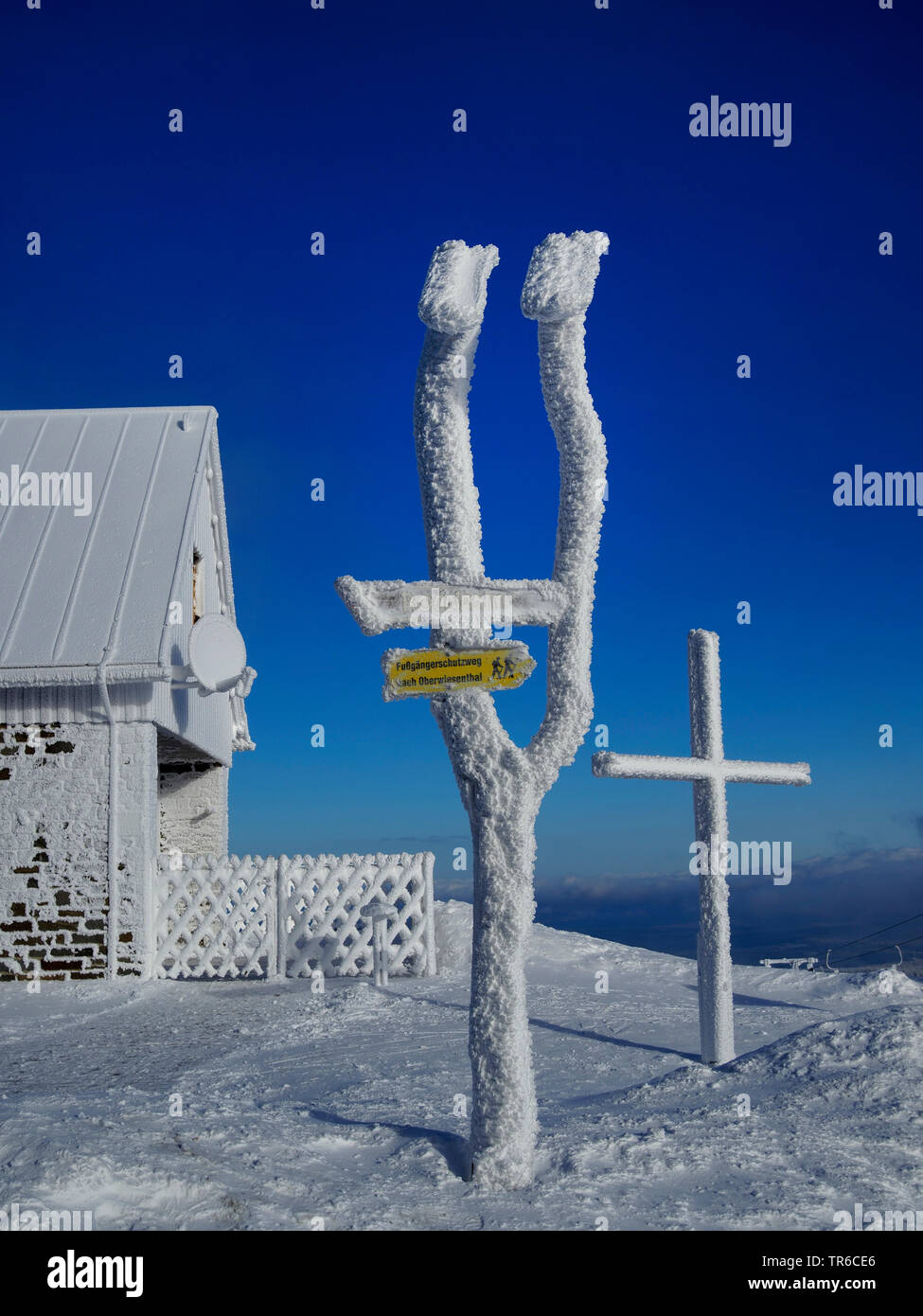 Cartelli segnaletici stradali e vertice di croce sul Fichtelberg Mountain in inverno, in Germania, in Sassonia, montagne Erz, Oberwiesenthal Foto Stock