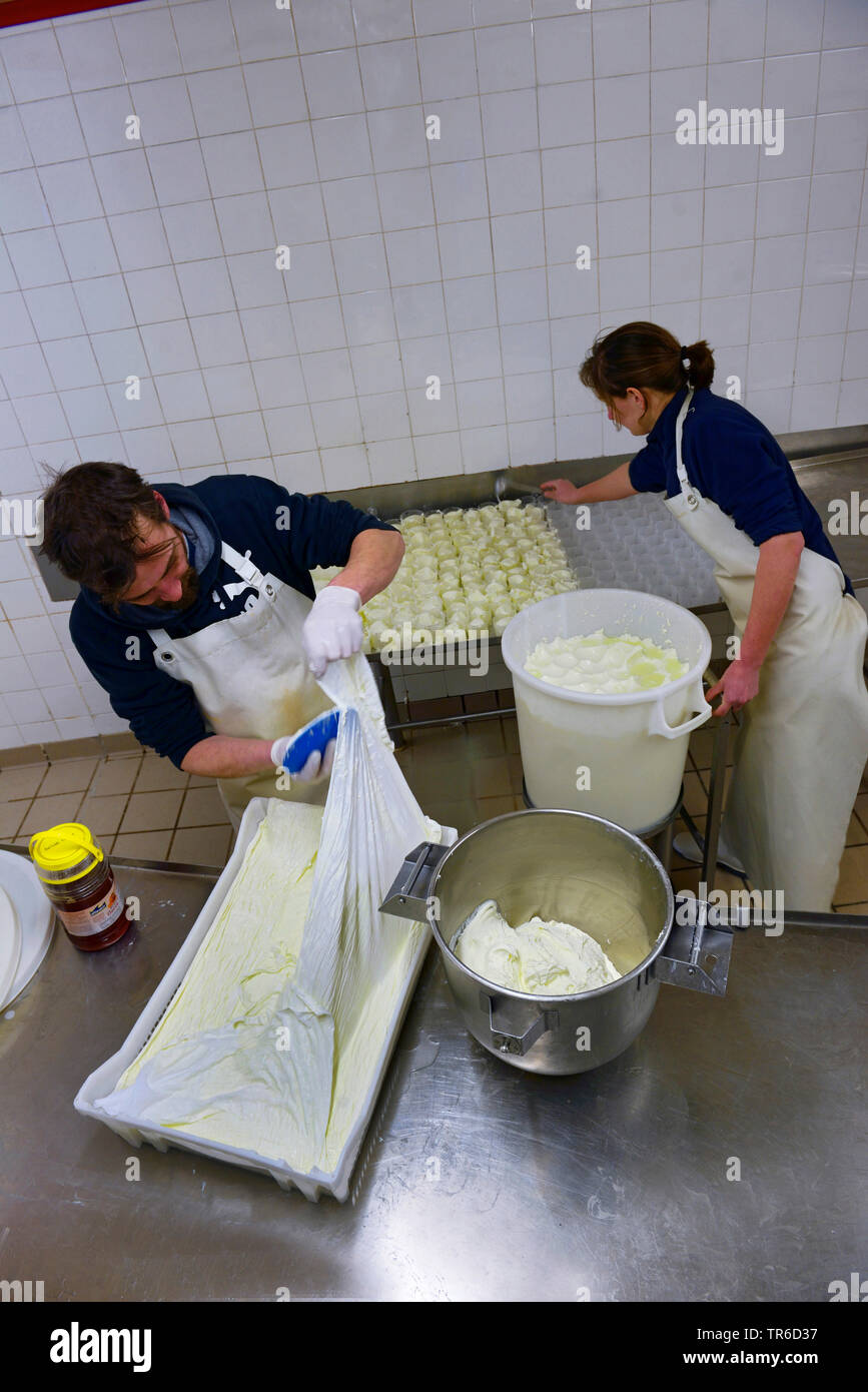 Produzione di formaggi in Val d'Isere ski, Francia, Tarentaise Foto Stock