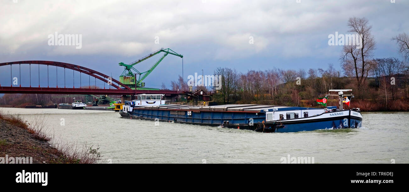 Freighter sul Rhine-Herne Canal, in Germania, in Renania settentrionale-Vestfalia, la zona della Ruhr, Bottrop Foto Stock